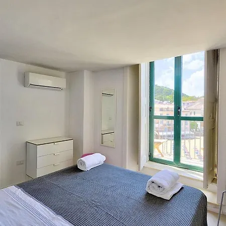 Apartment In Sleeps 6 Includes Air Con