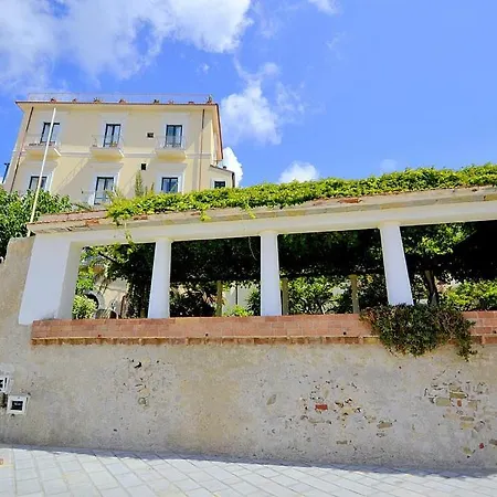 In Sleeps 6 Includes Air Con Apartment