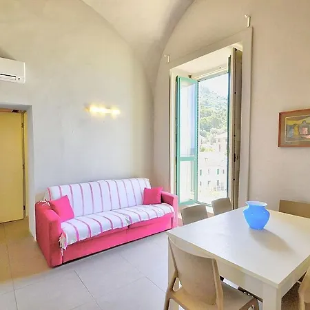 Апартаменты In Sleeps 6 Includes Air Con